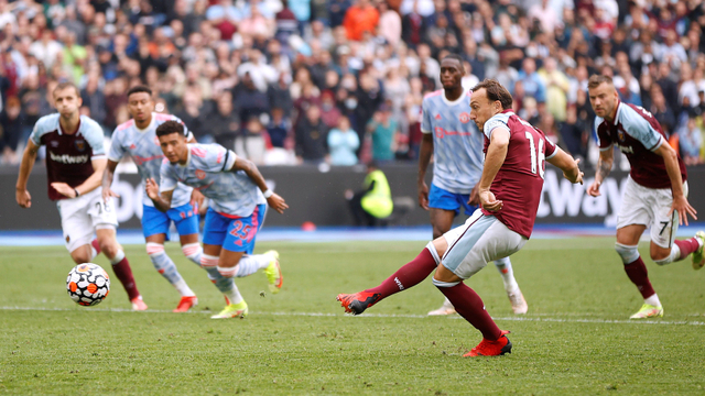 Pemain West Ham United Mark Noble menendang penalti saat melawan Manchester United di Stadion London, Inggris. Foto: John Sibley/Reuters