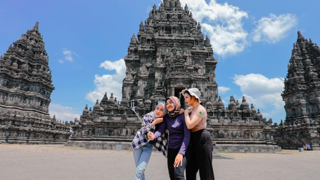 Wisatawan sedang selfie dengan latar Candi Prambanan. Foto: istimewa.