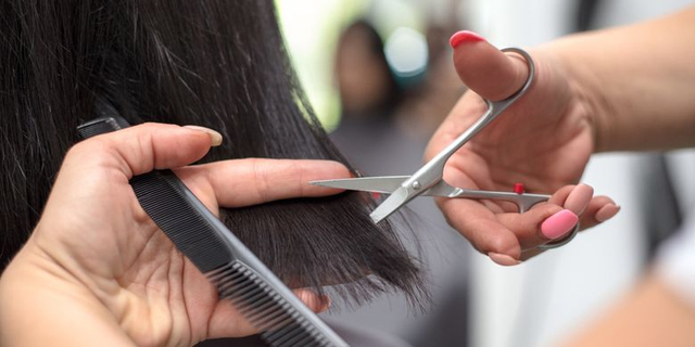 Ilustrasi memotong rambut. Foto: Shutterstock.