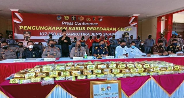 Wakil Kapolda Kepri, Brigjen (Pol) Darmawan memberikan keterangan dalam pengungkapan kasus penyelundupan sabu menggunakan kapal mewah di Batam. (Foto: Reza/batamnews)