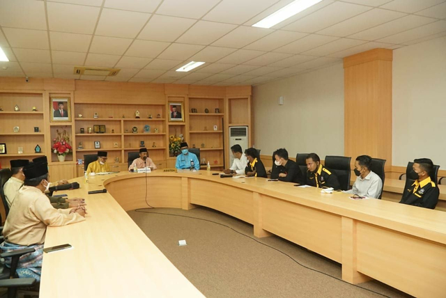 Penjabat (Pj) Sekretaris Daerah Provinsi Kepri, Lamidi, melakukan diskusi bersama Ikatan Mahasiswa Kabupaten Lingga (IMKL). Foto: Ismail/kepripedia.com