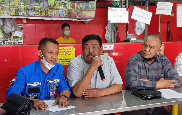 Haji Sony, selaku pemilik Bakso Son Haji Sony angkat bicara atas penutupan seluruh gerai oleh Pemkot Bandar Lampung, Senin (20/9) | Foto : Sidik Aryono/ Lampung Geh