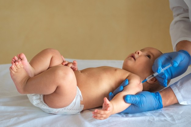 Ilustrasi bayi diberi imunisasi. Foto: Freepik