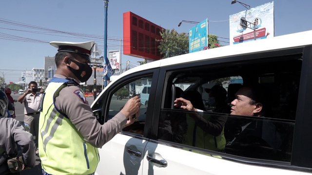 Polres Ciko melakukan sosialisasi Operasi Patuh Lodaya kepada pengendara di Jalan Cipto Mangunkusumo.(Juan)