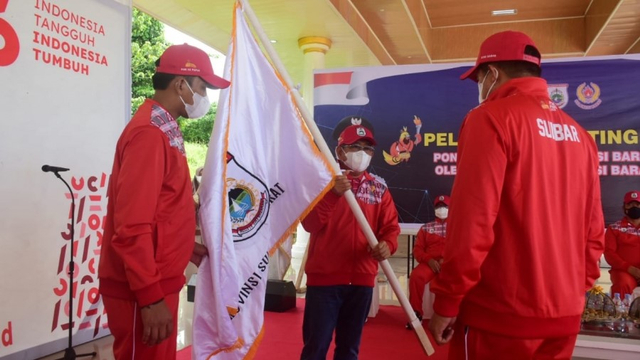 Gubernur Sulawesi Barat Ali Baal Masdar melepas kontingen Sulbar untuk mengikuti PON XX Papua. Foto: Dok. Pemprov Sulbar
