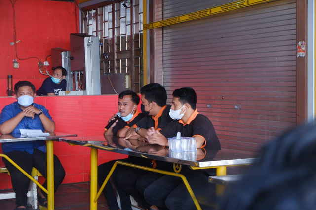 Karyawan Bakso Sony yang terancam menjadi pengangguran setelah penyegelan semua gerai, Senin (20/9). | Foto: Sidik Aryono/ Lampung Geh