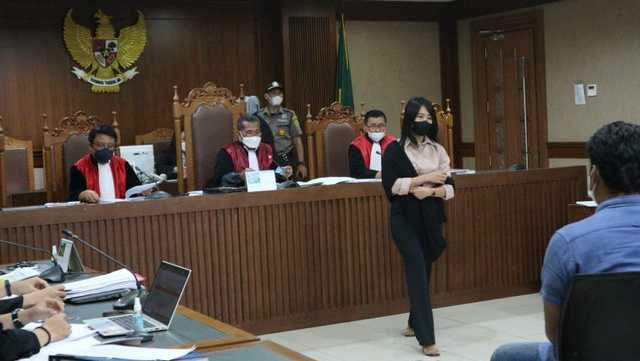 Saksi Rizky Cinde Awaliyah dalam sidang untuk terdakwa mantan penyidik KPK Stepanus Robin Pattuju di pengadilan Tindak Pidana Korupsi (Tipikor) Jakarta, Senin (20/9).  Foto: Desca Lidya Natalia/ANTARA