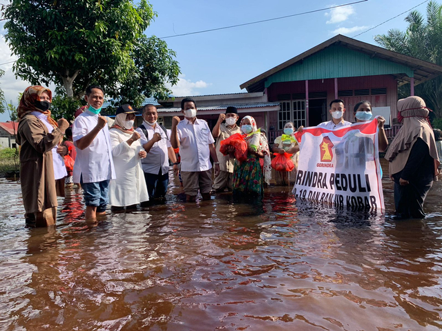 Pengurus DPC Partai Gerindra Kotawaringin Barat saat membagikan paket sembako untuk warha yang terdampak banjir di Kelurahan Baru. Foto: Lukman Hakim/InfoPBUN