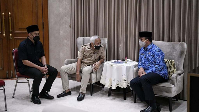 Gubernur DKI Jakarta Anies Baswedan saat takziyah ke kediaman Letnan Jendral Sarwo Edhie Wibowo. Foto: Instagram/@aniesbaswedan
