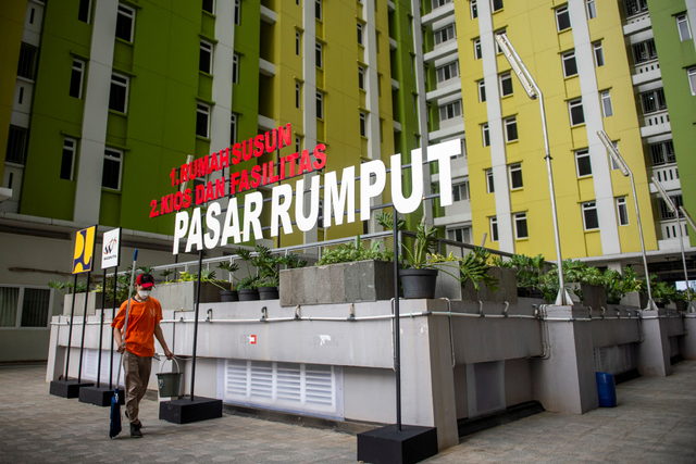 Petugas berjalan di Rumah Susun Pasar Rumput, Manggarai, Jakarta, Senin (20/9/2021). Foto: M Risyal Hidayat/Antara Foto