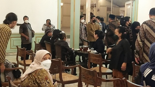 Gusti Putri Mangkunegara IX berbincang dengan Sukmawati dalam acara peringatan 40 hari wafatnya Mangkunegara IX. (FOTO: Tara Wahyu)