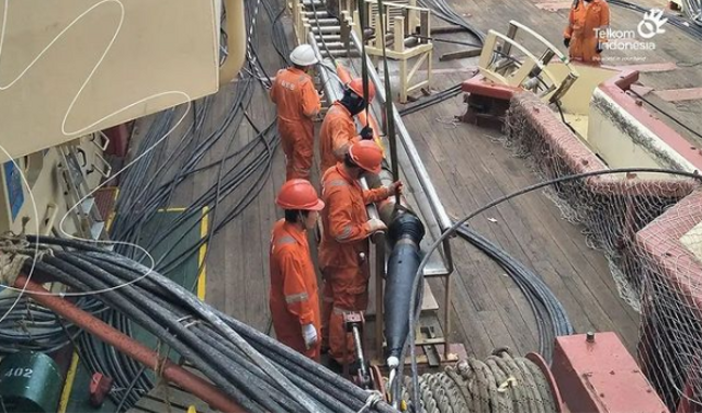 Teknisi TelkomGroup Memperbaiki Kabel Laut Jasuka (sumber: telkom)