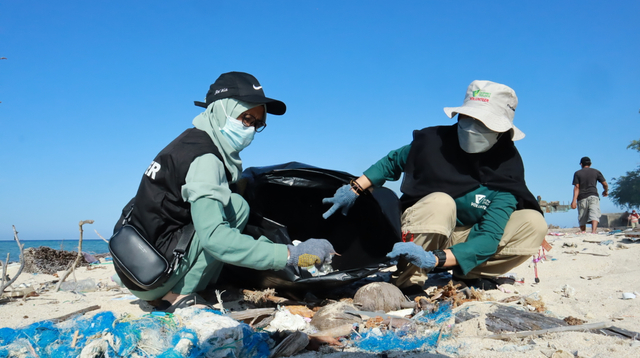 Ramaikan WCD, Puluhan DDV Sulsel Lakukan Aksi Bersih Sampah Pulau Barrang Lompo
