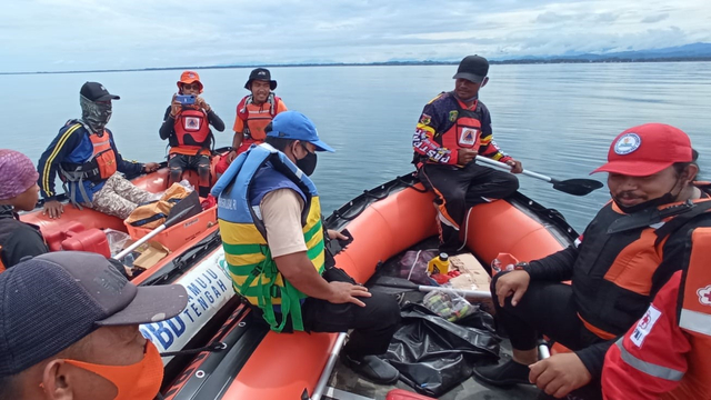 Tim SAR melakukan pencarian terhadap seorang nelayan di Mamuju Tengah yang dilaporkan hilang saat melaut. Foto: Dok. Istimewa