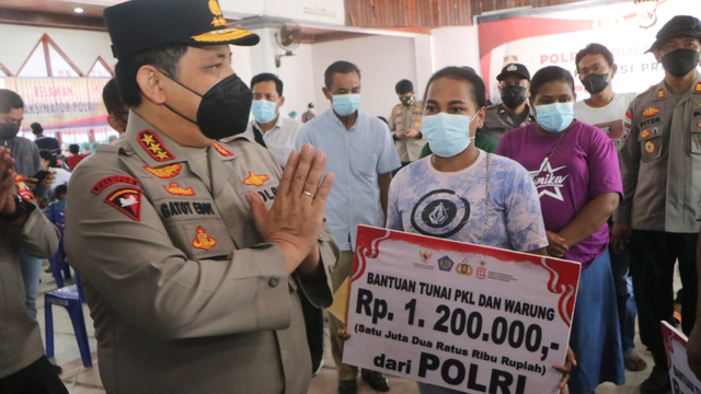 Wakapolri memberikan bantuan kepada PKL dan warung di Kota Jayapura. (Dok Humas Polda Papua) 