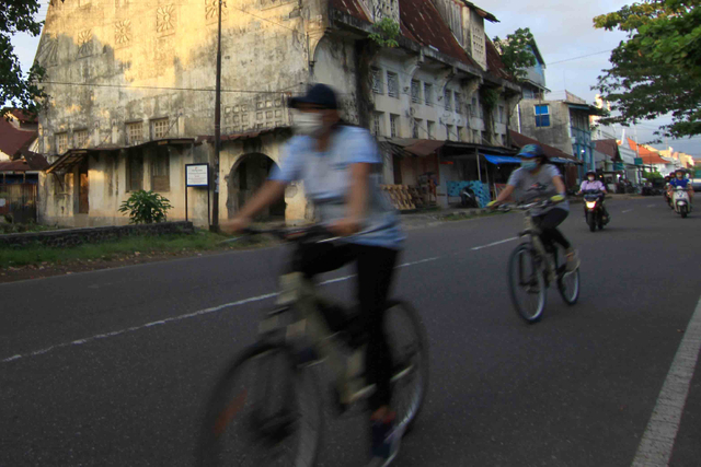 Aktivitas warga saat melintasi kawasan Kota Tua Padang, Sumatera Barat. Foto: Langkan/Kumparan