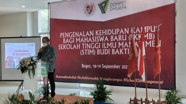 Nasyith Majidi dalam sambutan kepada ratusan mahasiswa baru STIM BB di Zona Madina, Parung, Bogor (Minggu, 20/09/2021) Dok. Dompet Dhuafa