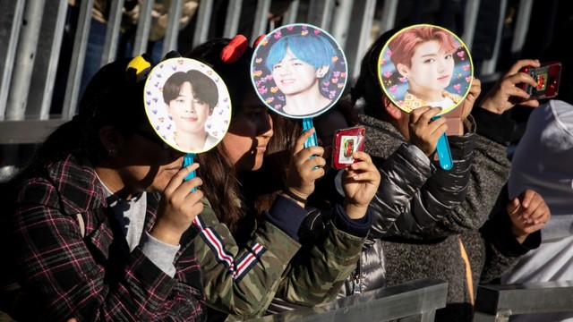 Penggemar BTS, ARMY saat konser BTS di Staples Center, Los Angeles, California. Foto: Drew Angerer/Getty Images