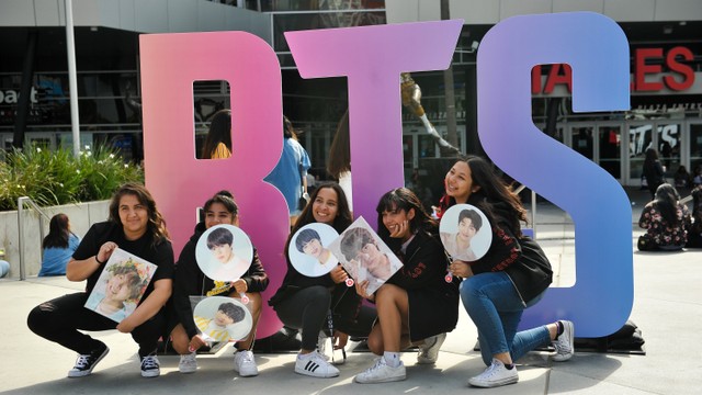 Penggemar BTS, ARMY menunggu konser BTS di Staples Center, Los Angeles, California. Foto: Rachel Luna/Getty Images