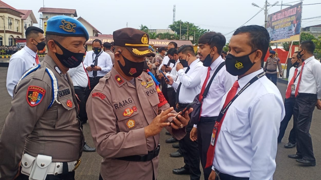 Handphone milik anggota Polres Lhokseumawe, Aceh diperiksa untuk memastikan para anggota polisi tersebut tidak ikut bermain judi online. Foto: Dok. Istimewa