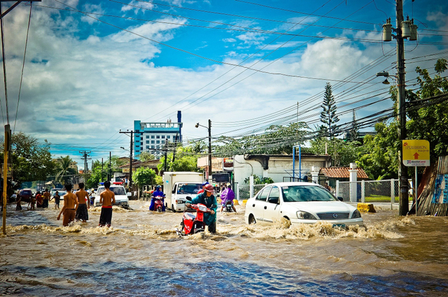 Terjadinya banjir di wilayah perkotaan melumpuhkan aktivitas masyarakat. Foto: Pixabay