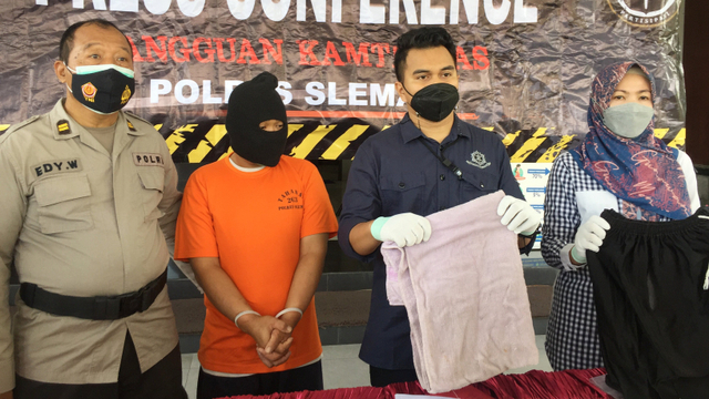 Polisi menunjukkan tersangka seorang ayah yang tega perkosa 2 anak kandungnya saat rilis di Polres Sleman, Yogyakarta, Selasa (21/9).  Foto: Arfiansyah Panji Purnandaru/kumparan