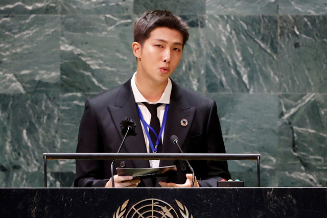 RM, anggota boy band Korea Selatan BTS memberikan pidato di acara SDG Moment sebagai bagian dari Debat Umum sesi ke-76 Majelis Umum PBB di Markas Besar PBB, New York, Amerika Serikat.  Foto: John Angelillo/Pool/REUTERS