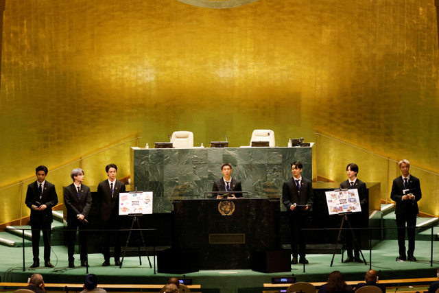 Anggota boy band Korea Selatan BTS memberikan pidato di acara SDG Moment sebagai bagian dari Debat Umum sesi ke-76 Majelis Umum PBB di Markas Besar PBB, New York, Amerika Serikat.  Foto: John Angelillo/Pool/REUTERS