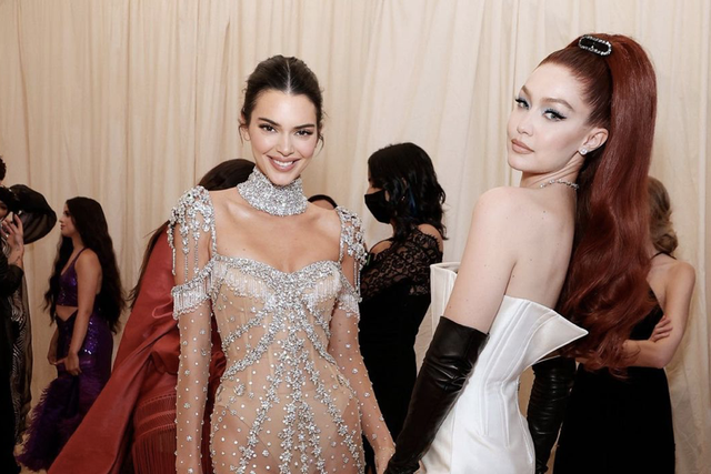 Kendall Jenner dan Gigi Hadid di Met Gala 2021 Foto: Instagram/themetgalaofficial