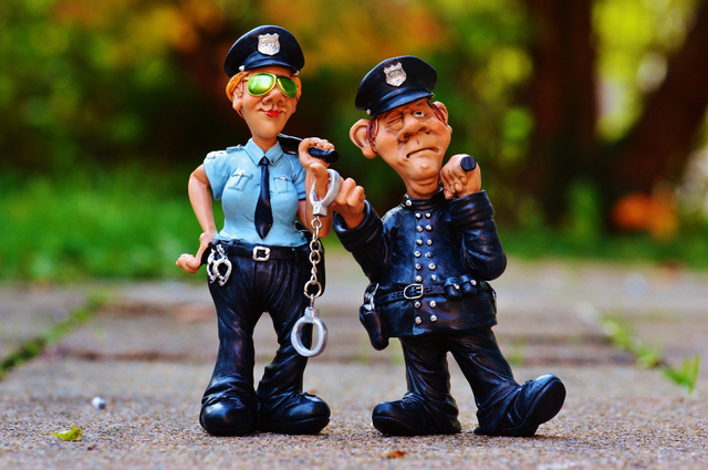 Sanksi bagi orang yang mengabaikan kewajibannya dapat diberikan oleh pihak yang berwajib seperti kepolisian. Foto: Pixabay