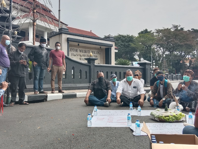 Aksi Jaamara menggelar ruwatan di depan Balai Kota Malang. Foto: M Sholeh