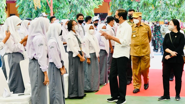 Presiden Joko Widodo meninjau vaksinasi pelajar di SMAN 4 Serang, Banten, Selasa (21/9). Foto: Laily Rachev/Biro Pers Sekretariat Presiden