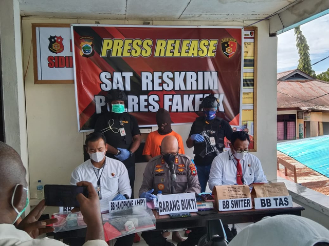 Polres Fakfak melakukan konferensi pers terkait pencurian di Fakfak