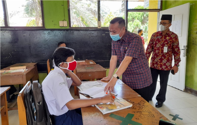 KEPALA Dinas Pendidikan Kota Pekanbaru, Ismardi Ilyas saat meninjau proses belajar tatap muka di sebuah sekolah. 
