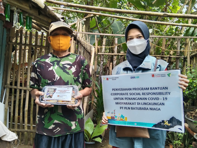Penyerahan bantuan program CSR PLN Batubara Niaga bersama Dompet Dhuafa untuk masyarakat di Jawa Tengah yang menjalankan isolasi mandiri. (Kamis, 19/08). Dok Dompet Dhuafa