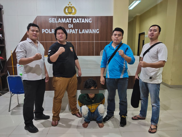 Taufik pelaku pemerkosaan saat ditangkap petugas Polres Empat Lawang. (foto: istimewa)