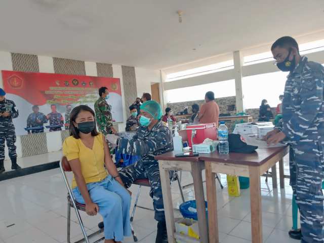 Pelaksanaan serbuan vaksiansi COVID-19, Selasa (21/9), bertempat di Balai Prajurit Mako Pangkalan TNI AL Maumere. Foto : Istimewa