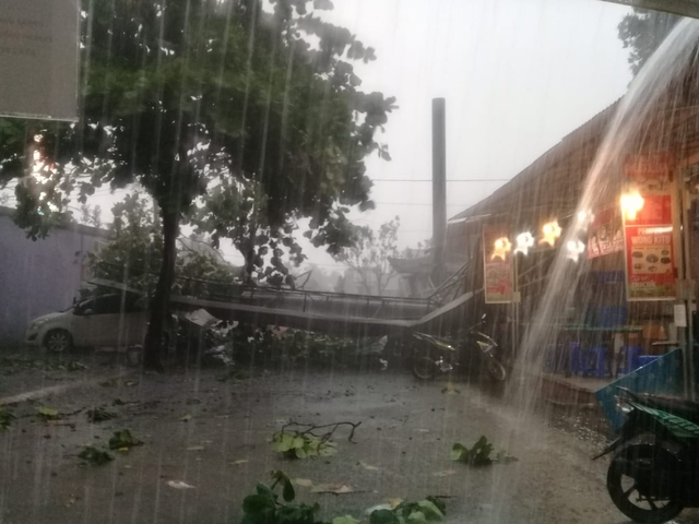 Dampak hujan deras dan angin kencang di Depok, reklame jatuh timpa mobil. Foto: Dok. Istimewa