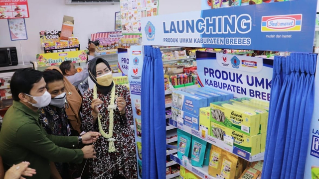 Bupati Brebes, Idza Priyanti dalam Launching Produk UMKM Brebes Masuk Indomaret di  Indomaret Alun-alun Brebes, Selasa (21/9/2021). (fajar eko nugroho/panturapost.com)