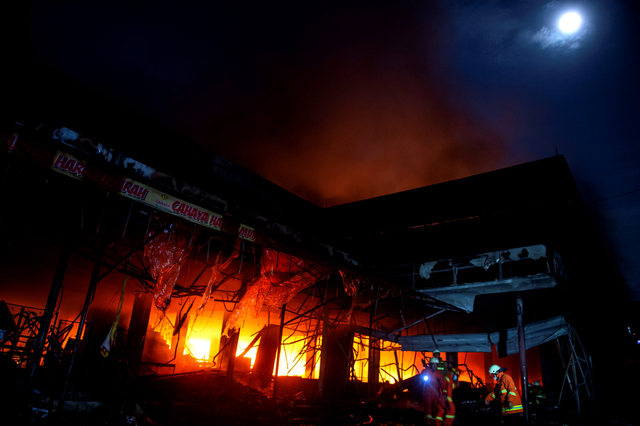Petugas berusaha memadamkan api yang membakar Pasar Swalayan di kawasan CIlandak, Jakarta Selatan, Selasa (21/9/2021). Foto: M Risyal Hidayat/Antara Foto