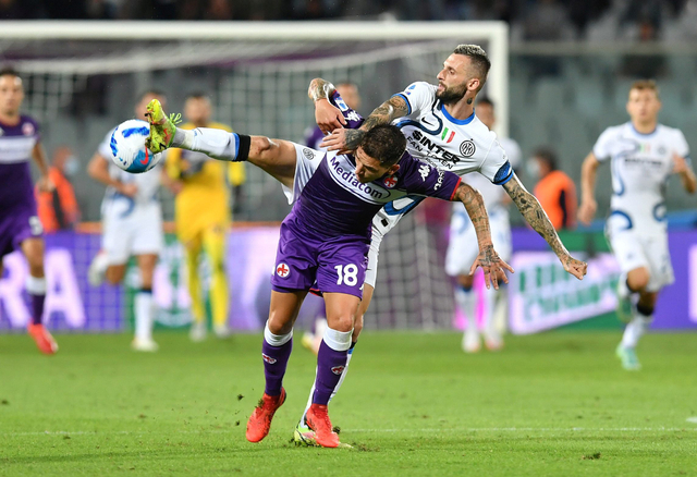 Pemain Inter Milan Marcelo Brozovic duel dengan pemain Fiorentina Lucas Torreira di Stadio Artemio Franchi, Florence, Italia. Foto: Jennifer Lorenzini/Reuters