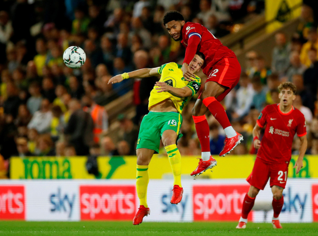 Pemain Norwich City Christos Tzolis duel dengan pemain Liverpool Joe Gomez di Carrow Road, Norwich, Inggris. Foto: Paul Childs/Reuters