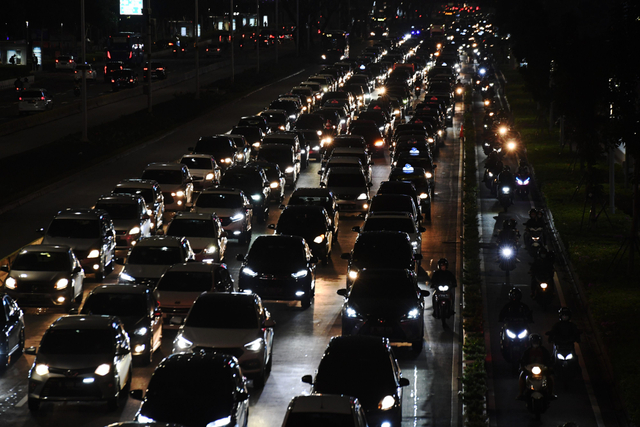 Suasana kemacetan saat jam pulang kerja pada Pemberlakuan Pembatasan Kegiatan Masyarakat (PPKM) level 3 di Jalan Sudirman, Jakarta, Selasa (21/9/2021). Foto: Hafidz Mubarak A/Antara Foto