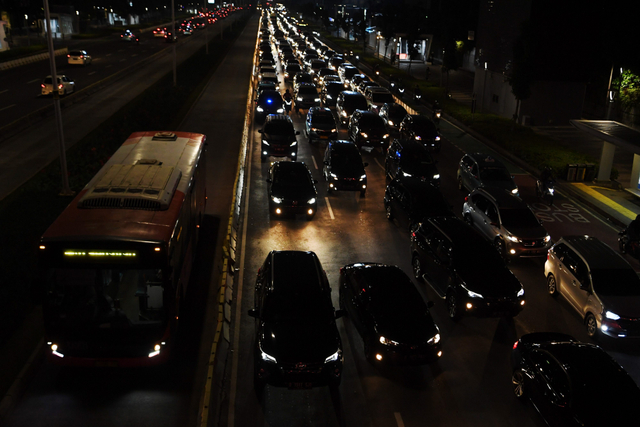 Suasana kemacetan saat jam pulang kerja pada Pemberlakuan Pembatasan Kegiatan Masyarakat (PPKM) level 3 di Jalan Sudirman, Jakarta, Selasa (21/9/2021). Foto: Hafidz Mubarak A/Antara Foto