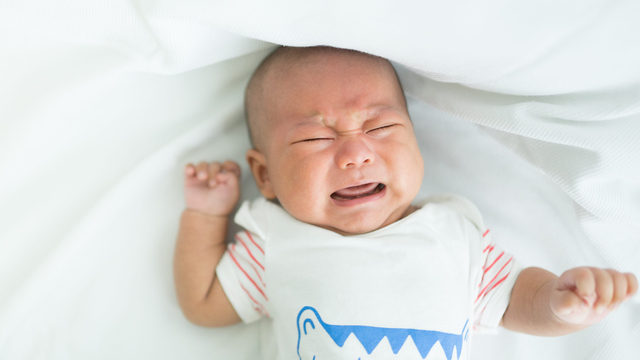 Ilustrasi bayi menangis karena sakit kepala. Foto: Shutter Stock