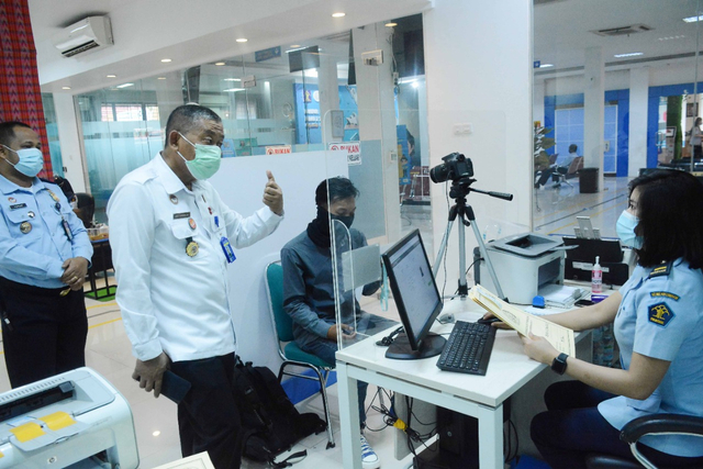 Kadiv Keimigrasian Kemenkumham Sulsel Dodi Karnida saat meninjau layanan paspor di Kanim Makassar