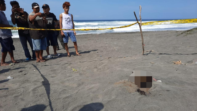 Warga melihat penemuan kerangka manusia di Pantai Parangkusumo. Foto: istimewa.