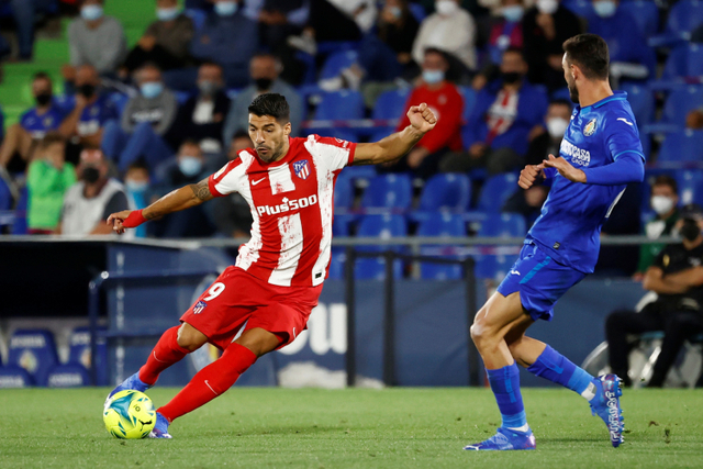Pemain Atletico Madrid Luis Suarez berusaha melewati pemain Getafe pada pertandingan Liga Spanyol di stadion Coliseum Alfonso Perez, Getafe, Spanyol. Foto: Juan Medina/REUTERS