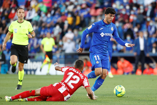 Pemain Getafe Carles Alena berusaha melewati pemain Atletico Madrid pada pertandingan Liga Spanyol di stadion Coliseum Alfonso Perez, Getafe, Spanyol. Foto: Juan Medina/REUTERS