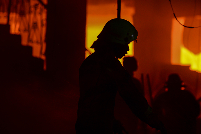 Ilustrasi petugas memadamkan api kebakaran.

 Foto: M Risyal Hidayat/ANTARA FOTO